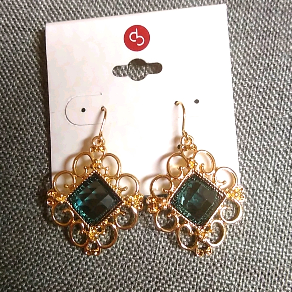 😻 3 For $15 Emerald Gem Scrolled Filigree Dangles